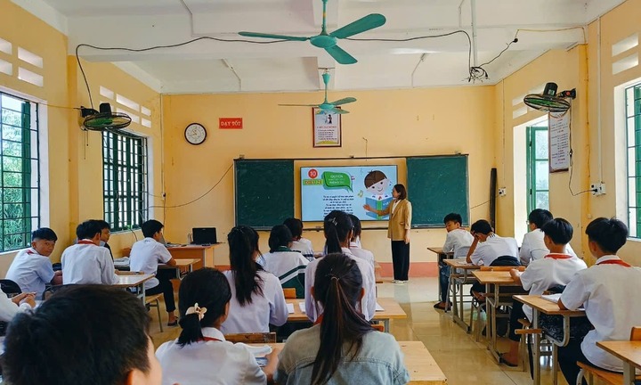 Gần 1.000 giáo viên 