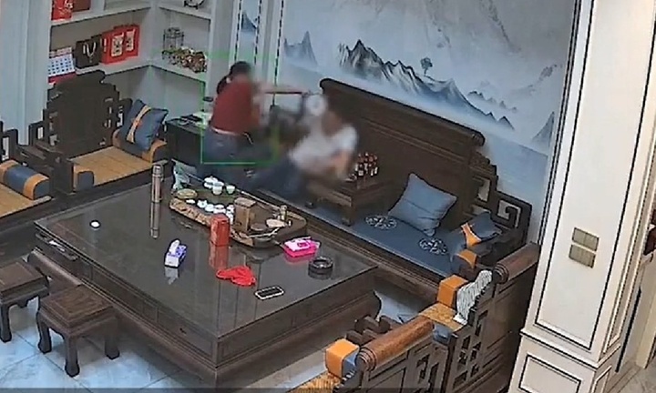 Người vợ cầm ấm nước sôi dội lên đầu chồng, cư dân mạng 