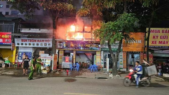 Hiện trường vụ cháy quán lẩu nướng ở Hà Nội, khách bỏ chạy thoát thân