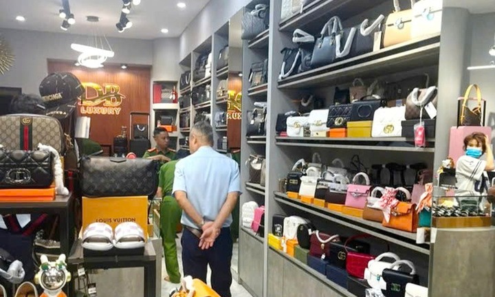 Thu giữ nhiều túi xách Gucci, Dior nghi hàng 