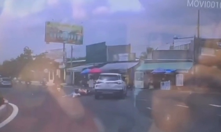 Kinh hoàng xe ôtô phóng như 