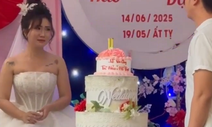 Cô dâu tủi thân, khóc nức nở giữa đám cưới ngập nước ở Huế, lo không ai tới dự