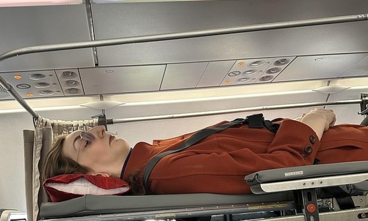 Cuộc sống của cô gái cao nhất thế giới, đi máy bay phải mua 6 vé để nằm cáng