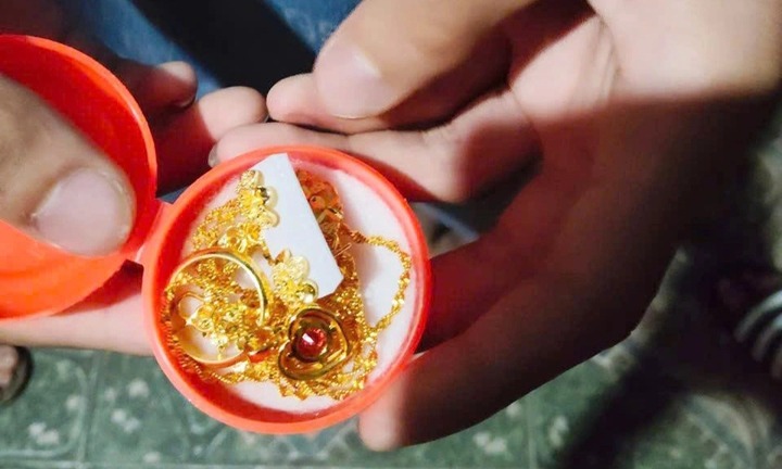 Hé lộ bất ngờ về số trang sức màu vàng 2 học sinh ở Nghệ An nhặt được, báo công an