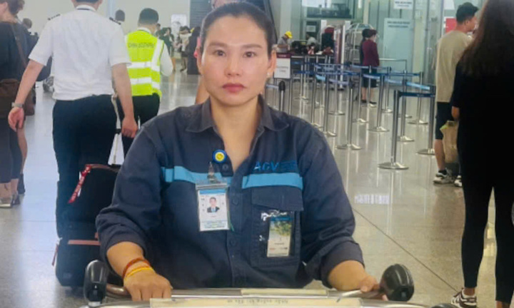 Khách ngoại quốc bỏ quên bọc tiền ở sây bay Nội Bài