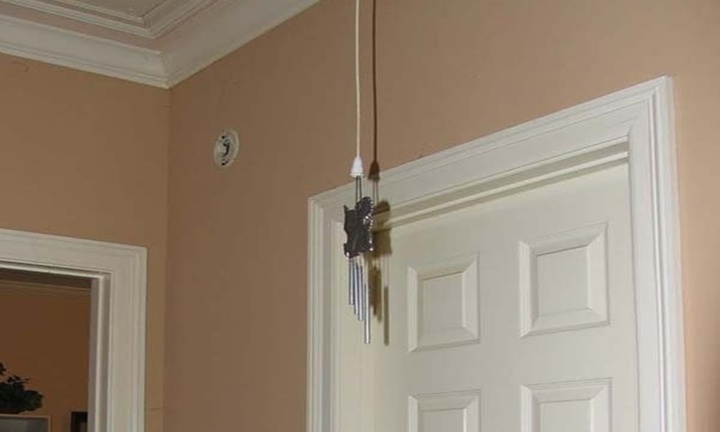 Trước cửa phòng ngủ nên treo gì?