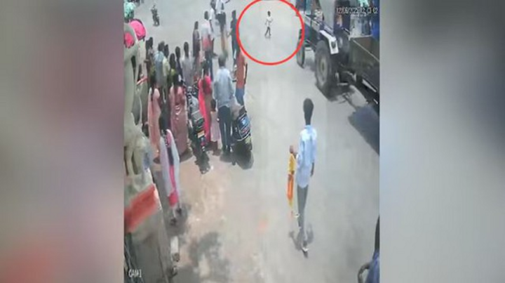 Clip: Kinh hoàng máy kéo chạy quá tốc độ, bé trai 4 tuổi bị cán qua người, tử vong thương tâm