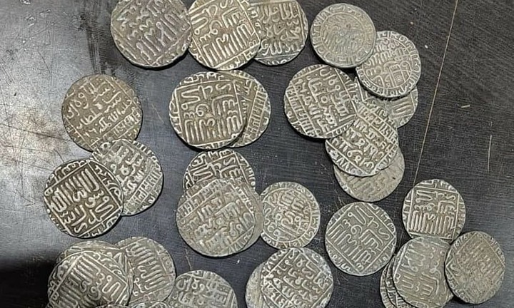 Đào móng xây nhà, 3 công nhân tìm thấy kho báu đặc biệt quý hiếm