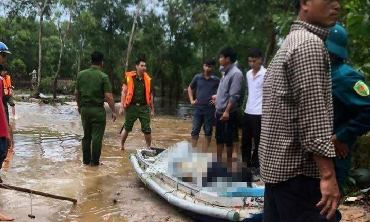 Đi bắt cá, 2 anh em ruột bị nước lũ cuốn tử vong thương tâm