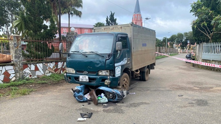 Tai nạn giao thông ở Lâm Đồng: Xe máy chở 3 trẻ nhỏ va chạm xe tải, bé trai 10 tuổi tử vong thương tâm
