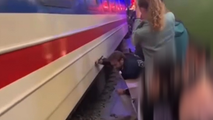 Xác minh clip du khách nước ngoài mải quay video, suýt gặp nạn ở phố cà phê đường tàu Hà Nội