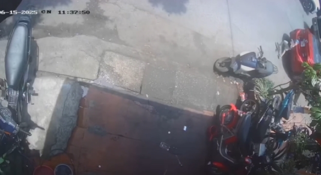 Clip: Đứng tim cảnh bé 5 tuổi bị xe tải tông trúng khi băng qua đường ở Hà Nội 