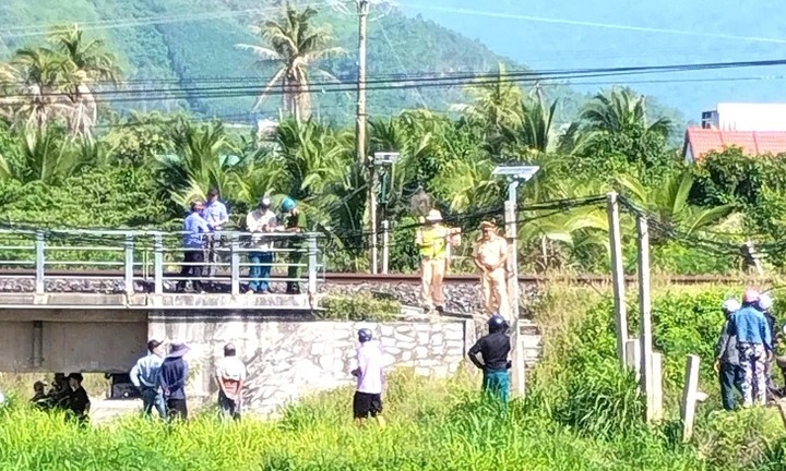 Nằm giữa đường ray, người đàn ông ở Khánh Hòa bị tàu hỏa tông tử vong