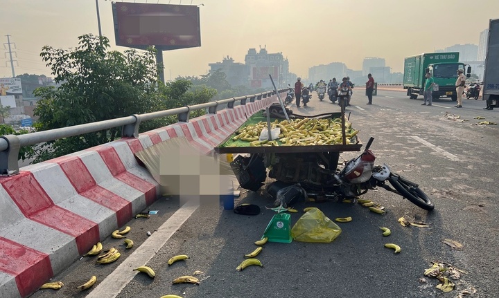 Hiện trường vụ xe lôi tự chế va xe thư báo, người bán trái cây tử vong thương tâm