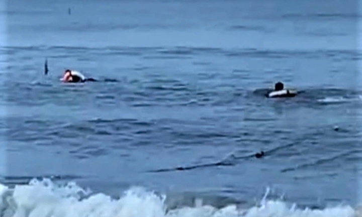 Hà Tĩnh: Kịp thời cứu 4 du khách bị sóng cuốn ra xa hàng trăm mét, có dấu hiệu kiệt sức