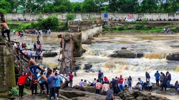 Hiện trường hỗn loạn vụ sập cầu ở Ấn Độ, nhiều người thiệt mạng và bị nước cuốn trôi