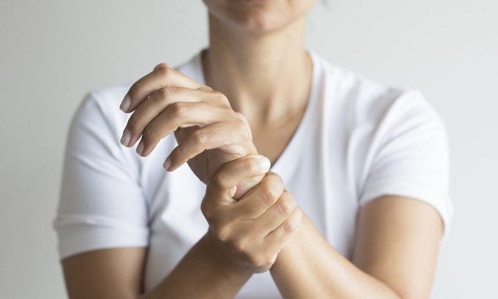 Tê tay trái là bệnh gì?