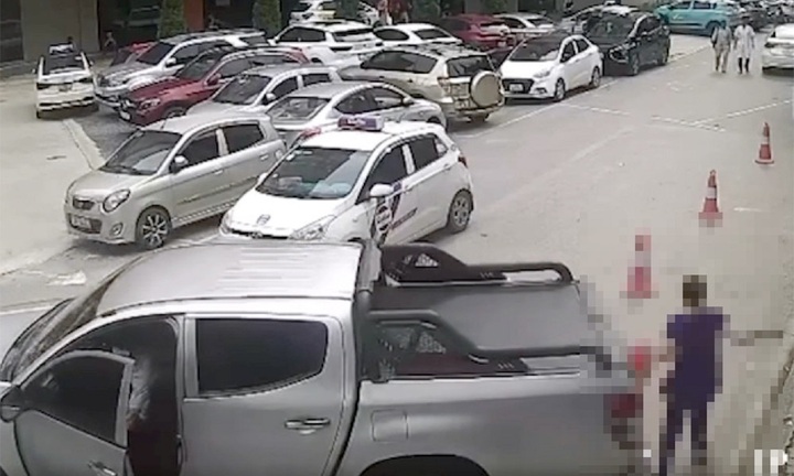 Clip: Khoảnh khắc xe bán tải bất ngờ lùi, tông trúng một phụ nữ đi bộ trong bệnh viện ở Hà Nội