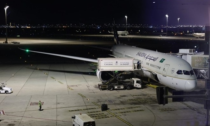 Máy bay chở 442 người hạ cánh khẩn cấp ở Indonesia vì bị đe dọa sẽ 