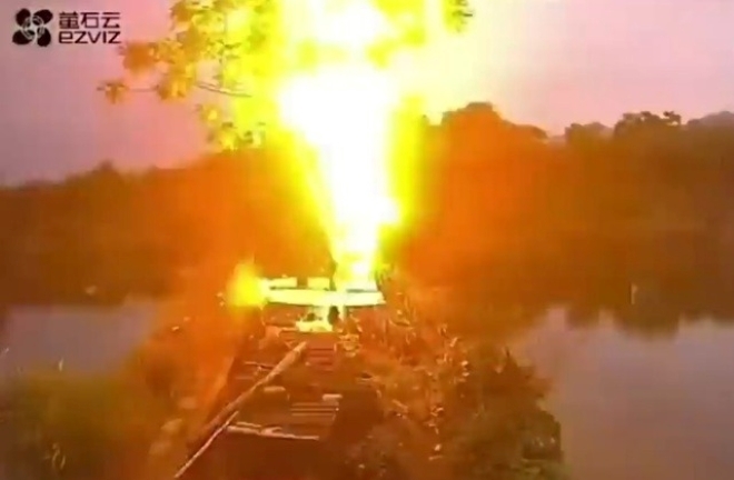 Clip: Kinh hãi người phụ nữ bị sét đánh trúng khi cho chó ăn dưới gốc cây