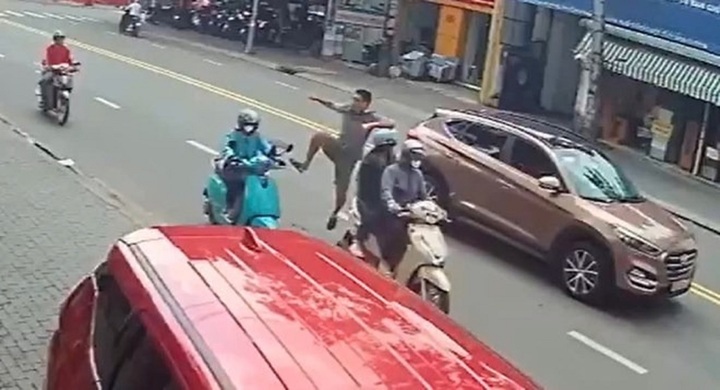 Tin pháp luật nổi bật 24h qua: Tiết lộ lời khai của gã đàn ông dừng ô tô giữa đường, đạp ngã cô gái đi xe máy