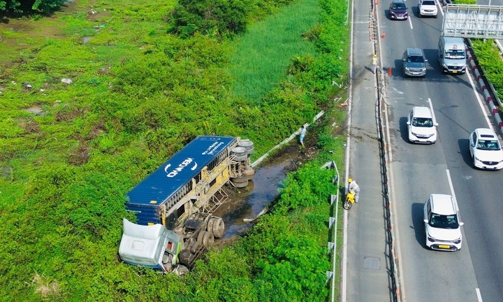 Tài xế container hoảng loạn sau khi húc vào dải phân cách, xe lao mạnh xuống bãi cỏ