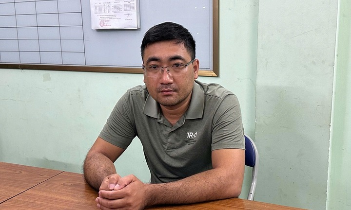 Bắt khẩn cấp gã đàn ông dừng ô tô giữa đường, 