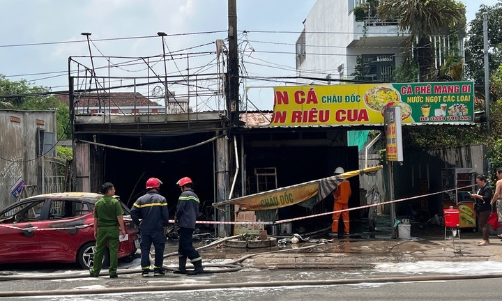 Vụ chồng đổ xăng dọa vợ đang làm đẹp, lửa bùng cháy thiêu rụi cả tiệm gội đầu và quán ăn: Camera ghi cảnh gây phẫn nộ