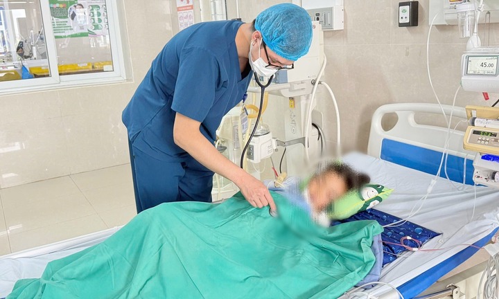 Đang ngủ say, bé gái 7 tuổi bị rắn cạp nia chui ra từ điều hòa cắn nguy kịch