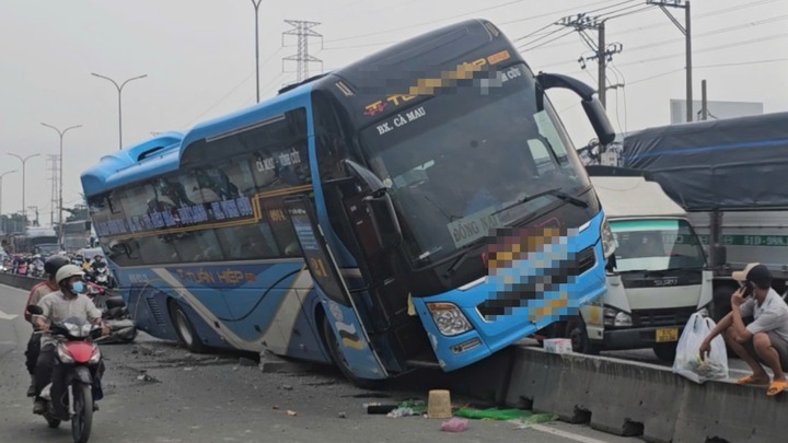 Hiện trường xe giường nằm bất ngờ leo lên dải phân cách, nhiều hành khách hú vía