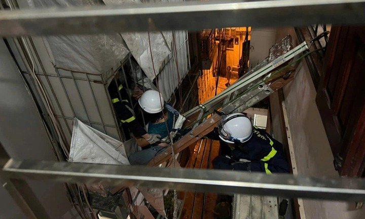 Cắt cửa, giải cứu người phụ nữ biểu hiện bất thường mắc kẹt ở tầng 3 một ngôi nhà ở Hà Nội