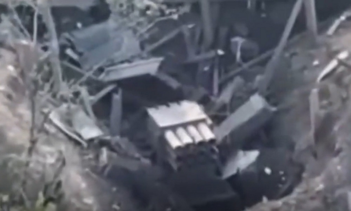 Clip: Nga xuất kích FPV cảm tử thiêu rụi pháo phản lực của Ukraine trên tiền tuyến