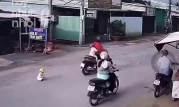 Clip người phụ nữ bỏ con 18 tháng tuổi xuống giữa đường rồi phóng xe bỏ đi: Hé lộ nguyên nhân