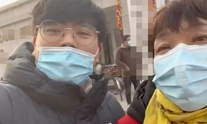 Mẹ đưa con trai 38 tuổi đi khám tâm thần mỗi năm vì 