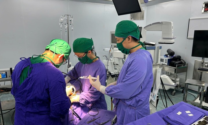 Bị lưỡi kéo găm sâu vào vùng đầu, người phụ nữ 25 tuổi nhập viện nguy kịch