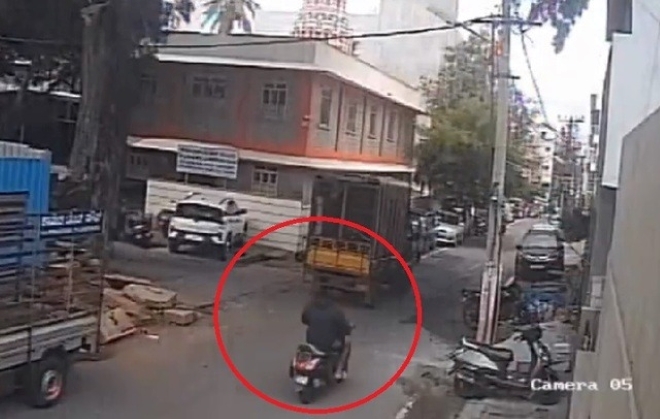 Clip: Bị cành cây rơi trúng đầu, người đàn ông đi xe máy tử vong thương tâm