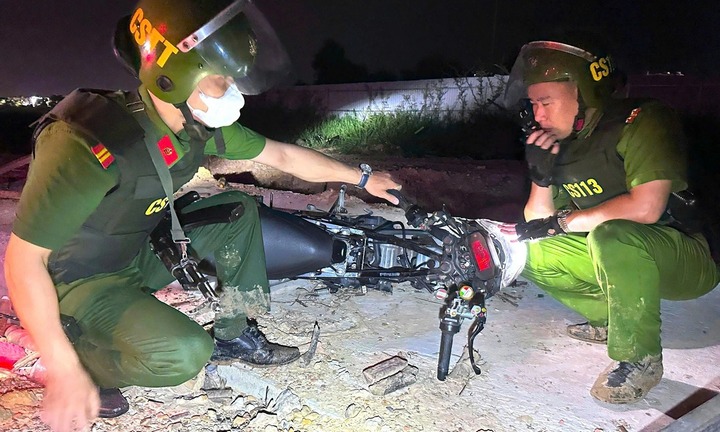 Cảnh sát nổ súng chỉ thiên, nhóm