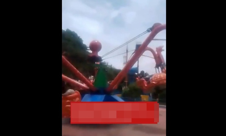 Clip: Đu quay gặp sự cố nghiêm trọng, hất văng du khách xuống đất