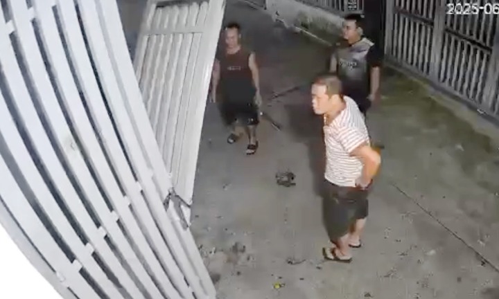 Clip: Phẫn nộ cảnh người đàn ông phá cửa hàng xóm vì bị nhắc hát karaoke ồn ào