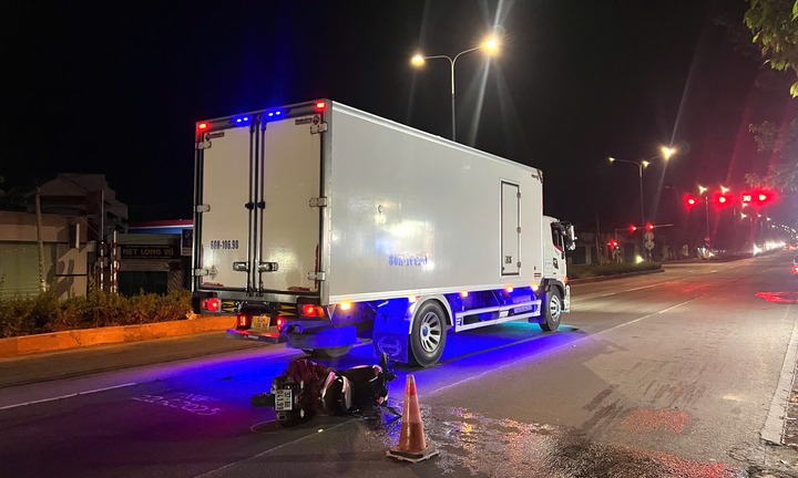 Hiện trường vụ xe máy tông đuôi xe tải dừng chờ đèn đỏ, nam công nhân tử vong