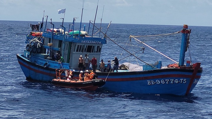 Media: Ứng cứu ngư dân gặp nạn tại Quần đảo Hoàng Sa