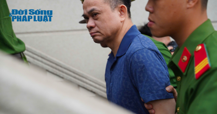 Cận cảnh dẫn giải các bị cáo đến phiên tòa xét xử vụ án xảy ra tại Tập đoàn Phúc Sơn