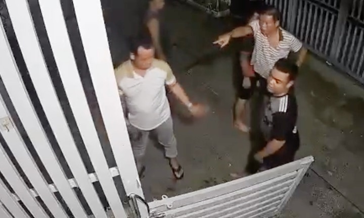 Vụ nhắc hàng xóm hát karaoke bị kéo sập cửa nhà: Âm thanh chát chúa suốt 6 giờ