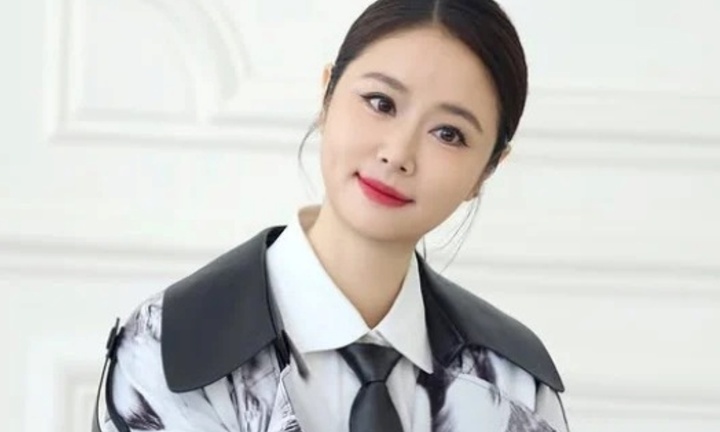 Lâm Tâm Như tươi tắn trong loạt ảnh mới, khoe sắc vóc nóng bỏng ở tuổi U50