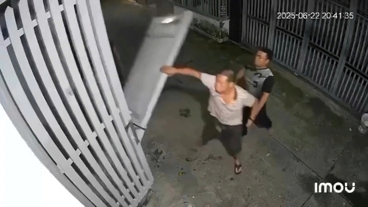 Vụ ném rác, giật sập cửa nhà hàng xóm vì bị phản ánh hát karaoke gây ồn: Đối tượng gây rối khai gì?