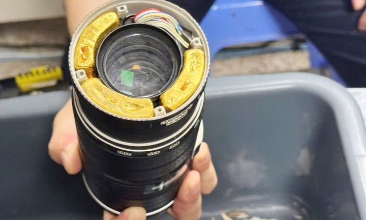 Phát hiện hành khách giấu gần 2kg kim loại nghi là vàng trong ống kính máy ảnh ở sân bay Nội Bài