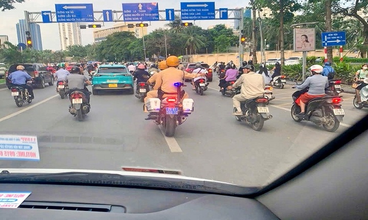 CSGT Hà Nội dùng mô tô chuyên dụng mở đường đưa cháu bé đi cấp cứu