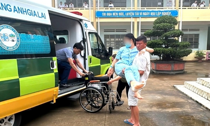 Kỳ thi tốt nghiệp THPT 2025: Một thí sinh bị tai nạn, được đưa đến điểm thi bằng xe cứu thương