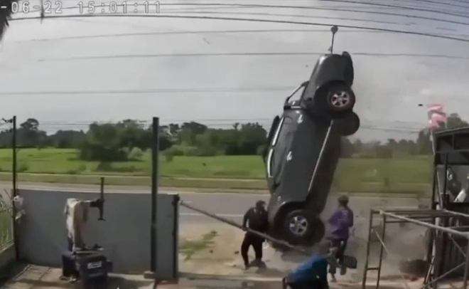 Clip: Kinh hãi ô tô dựng đứng lao qua trước mặt nhóm công nhân xây dựng sau va chạm giao thông