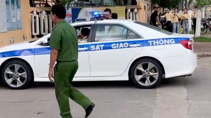 Thí sinh ngủ quên, được CSGT đến tận nhà hỗ trợ đi thi